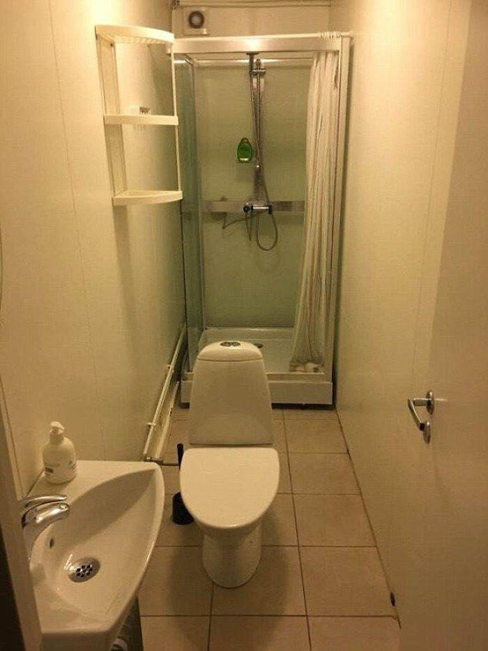 69 Terribly Designed Bathrooms That Might Make You Relieved That You Don&rsquo;t Have To Use Them