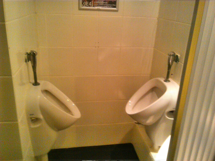 69 Terribly Designed Bathrooms That Might Make You Relieved That You Don&rsquo;t Have To Use Them