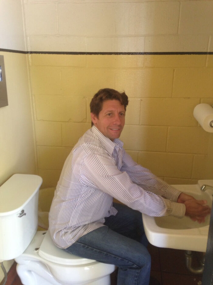 69 Terribly Designed Bathrooms That Might Make You Relieved That You Don&rsquo;t Have To Use Them