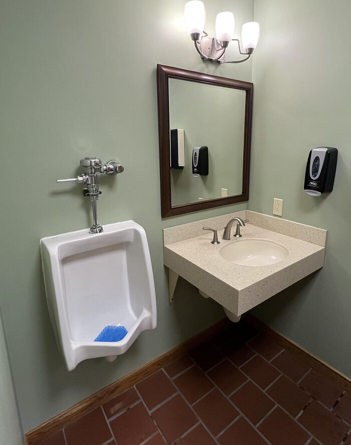 69 Terribly Designed Bathrooms That Might Make You Relieved That You Don&rsquo;t Have To Use Them