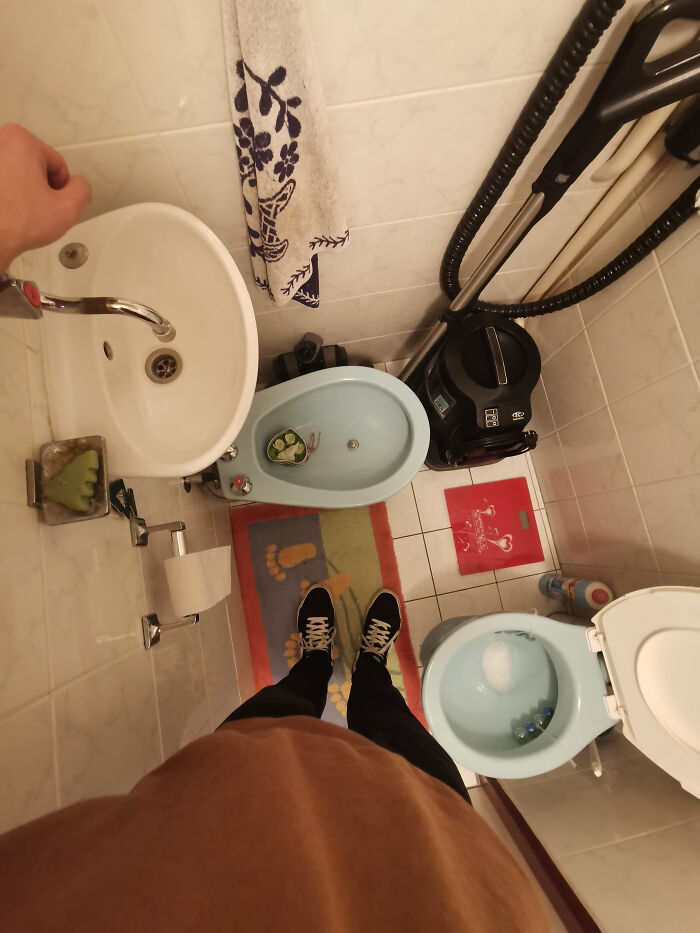 69 Terribly Designed Bathrooms That Might Make You Relieved That You Don&rsquo;t Have To Use Them