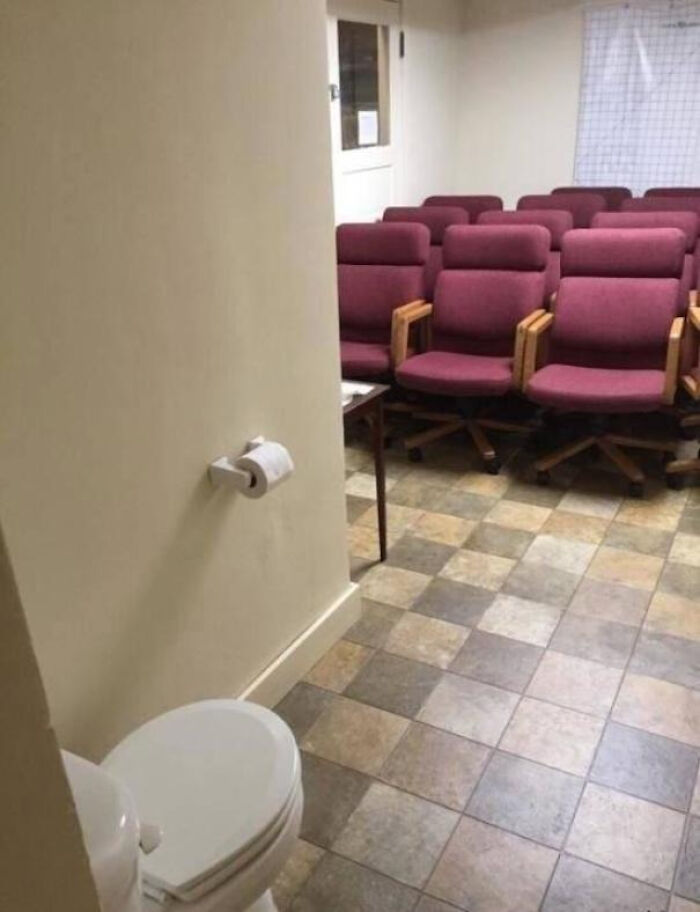 69 Terribly Designed Bathrooms That Might Make You Relieved That You Don&rsquo;t Have To Use Them