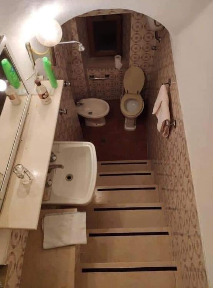 69 Terribly Designed Bathrooms That Might Make You Relieved That You Don&rsquo;t Have To Use Them
