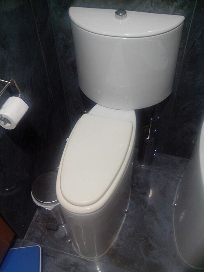 69 Terribly Designed Bathrooms That Might Make You Relieved That You Don&rsquo;t Have To Use Them