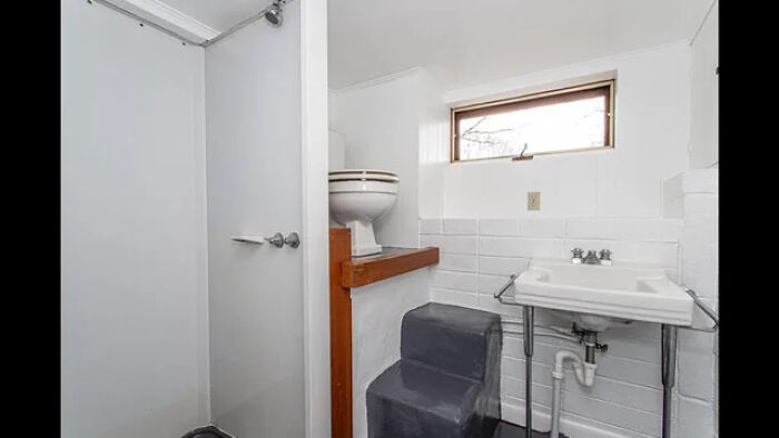 69 Terribly Designed Bathrooms That Might Make You Relieved That You Don&rsquo;t Have To Use Them
