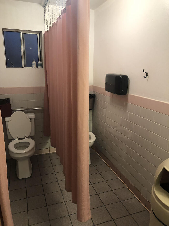 69 Terribly Designed Bathrooms That Might Make You Relieved That You Don&rsquo;t Have To Use Them