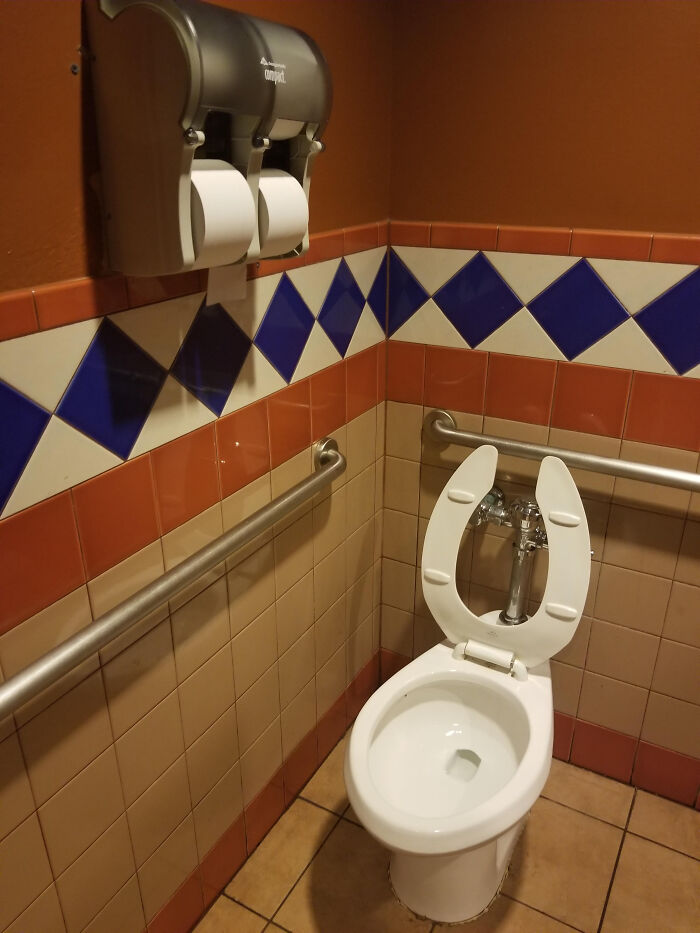 69 Terribly Designed Bathrooms That Might Make You Relieved That You Don&rsquo;t Have To Use Them