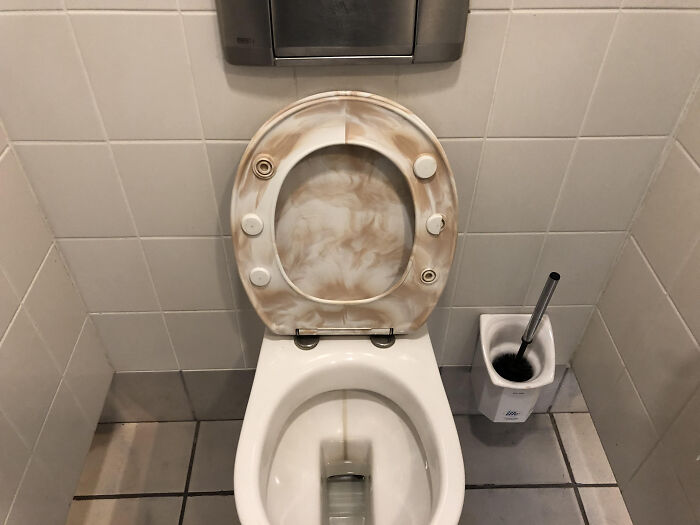 69 Terribly Designed Bathrooms That Might Make You Relieved That You Don&rsquo;t Have To Use Them