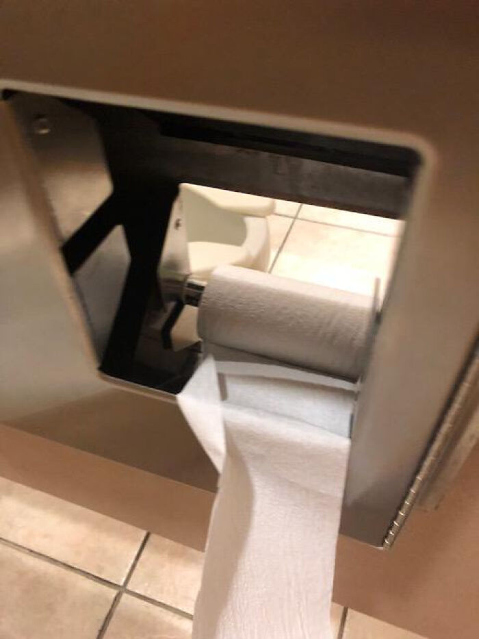 69 Terribly Designed Bathrooms That Might Make You Relieved That You Don&rsquo;t Have To Use Them