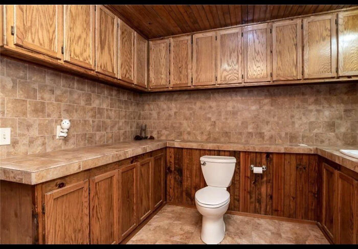 69 Terribly Designed Bathrooms That Might Make You Relieved That You Don&rsquo;t Have To Use Them