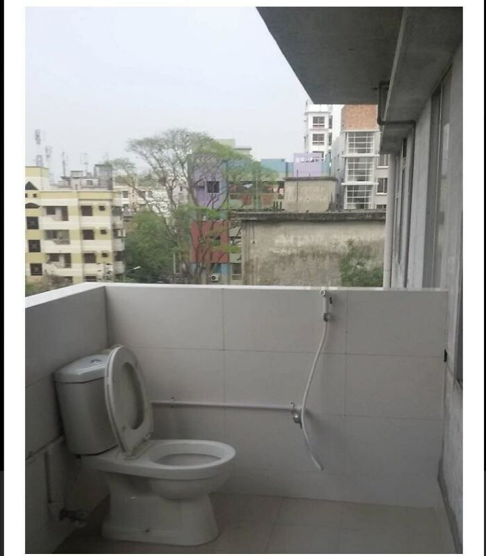 69 Terribly Designed Bathrooms That Might Make You Relieved That You Don&rsquo;t Have To Use Them