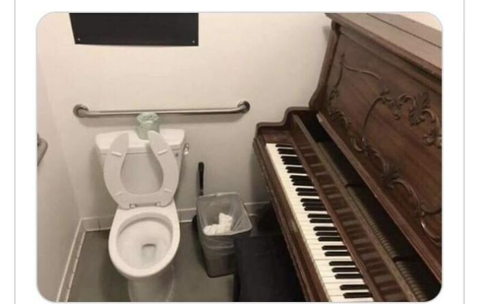 69 Terribly Designed Bathrooms That Might Make You Relieved That You Don&rsquo;t Have To Use Them