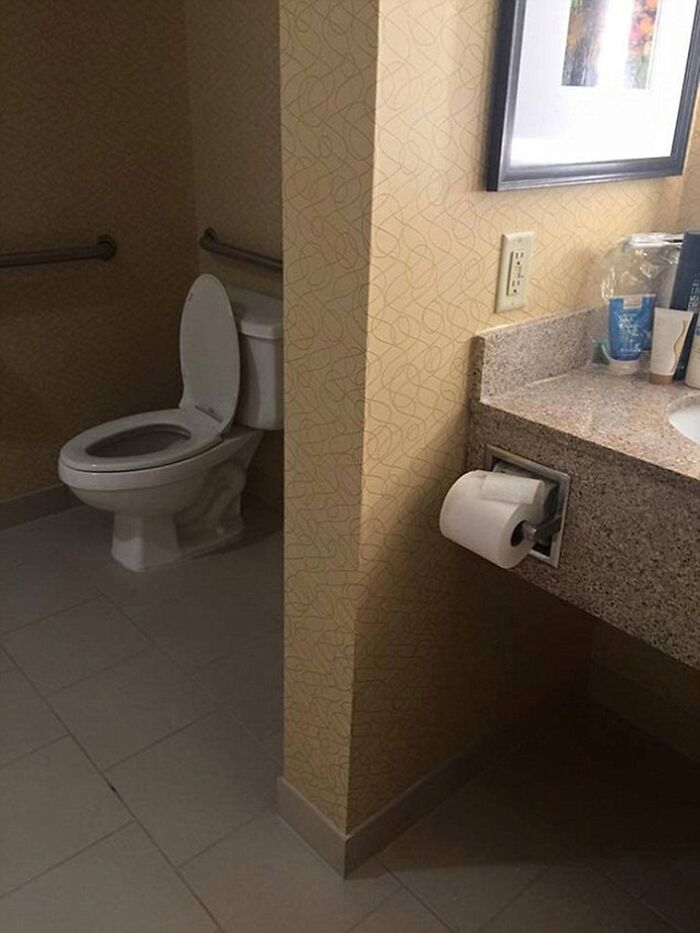 69 Terribly Designed Bathrooms That Might Make You Relieved That You Don&rsquo;t Have To Use Them