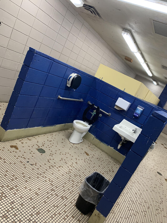 69 Terribly Designed Bathrooms That Might Make You Relieved That You Don&rsquo;t Have To Use Them