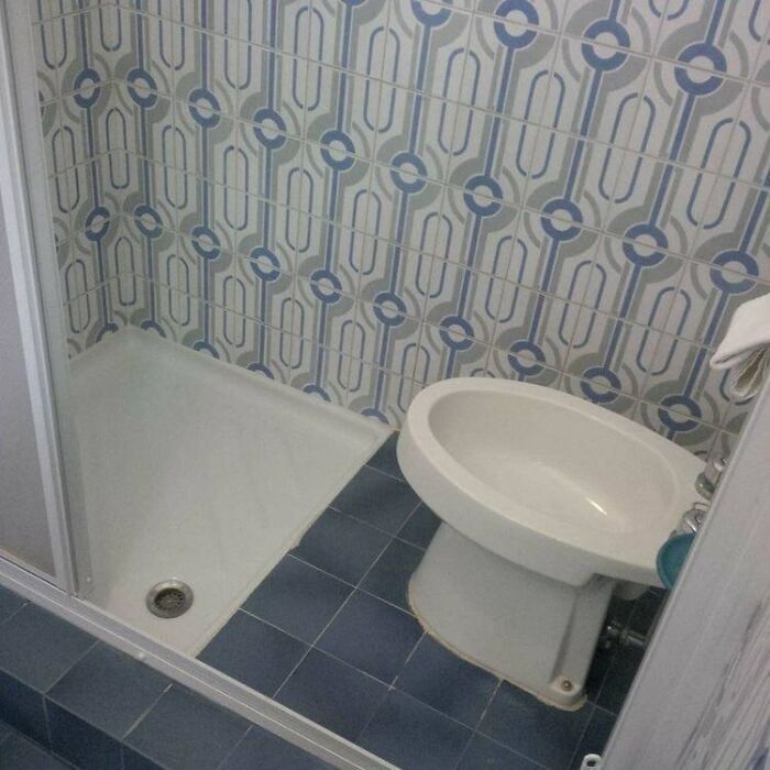 69 Terribly Designed Bathrooms That Might Make You Relieved That You Don&rsquo;t Have To Use Them