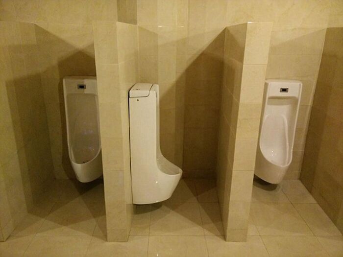 69 Terribly Designed Bathrooms That Might Make You Relieved That You Don&rsquo;t Have To Use Them
