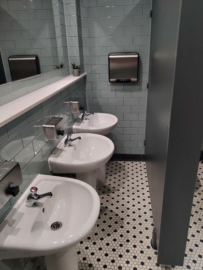 69 Terribly Designed Bathrooms That Might Make You Relieved That You Don&rsquo;t Have To Use Them