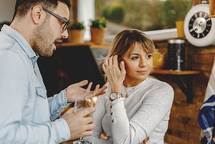 20YO Dude Turns First Date Into The Creepiest Experience For 18YO, She Can’t Wait For It To End