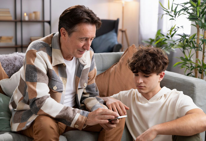 Greedy Aunt Pressures Teen To Give Up His Unclaimed Inheritance, Dad Quickly Puts Her In Her Place Greedy Aunt Pressures Teen To Give Up His Unclaimed Inheritance, Dad Quickly Puts Her In Her Place