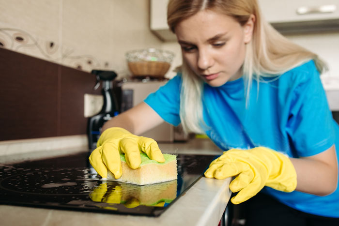 27YO Refuses To Host Mom’s B-Day After Years Of Toiling On Her Own, They Treat It Like Blasphemy