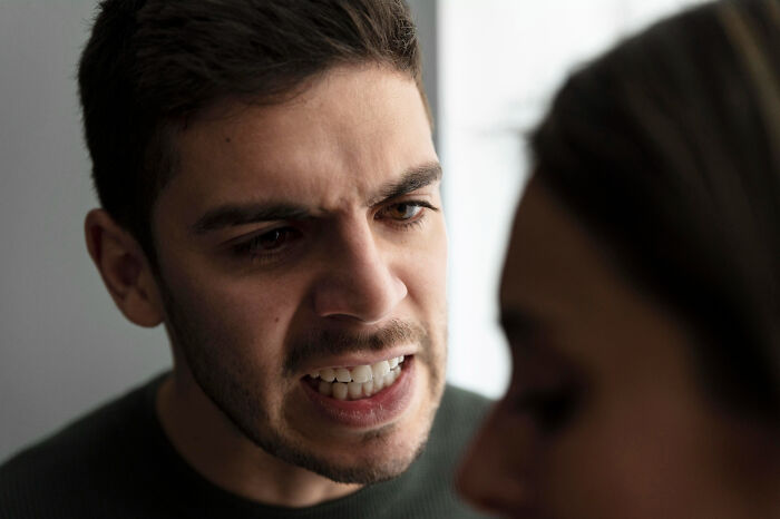 “A Sociopath With Great Hair”: 40 People Who Ignored Red Flags Because The Person Was Hot