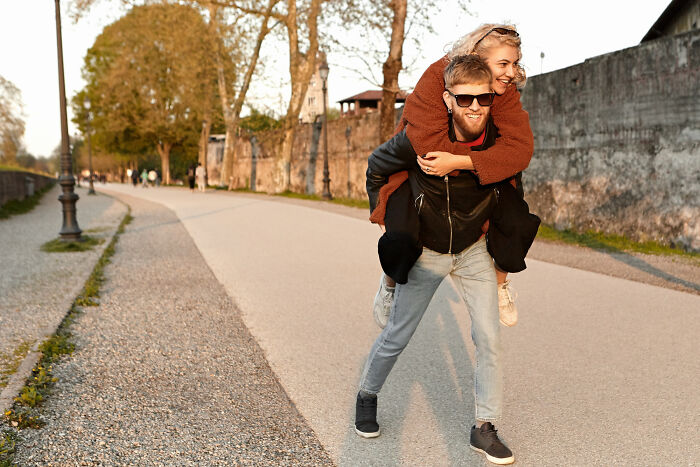 “A Sociopath With Great Hair”: 40 People Who Ignored Red Flags Because The Person Was Hot