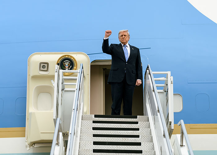 Trump “Struggles” To Power Through Public Appearance, Then A New Health Concern Steals The Spotlight Trump “Struggles” To Power Through Public Appearance, Then A New Health Concern Steals The Spotlight