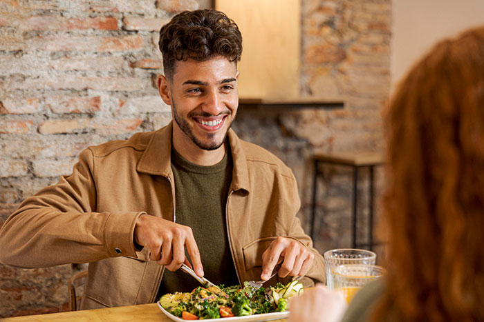 Daughter Defends Her BF&rsquo;s Bizarre And Costly Dinner Table Habit After Mom Asks To Make Him Stop It