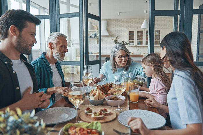Daughter Defends Her BF&rsquo;s Bizarre And Costly Dinner Table Habit After Mom Asks To Make Him Stop It