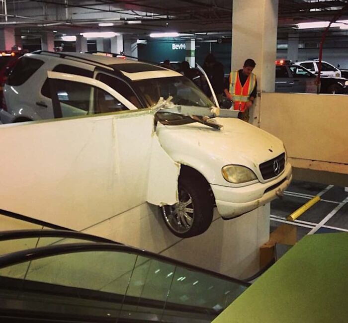 92 Pictures Of People Who Probably Shouldn’t Have A License: “Can’t Park There Mate” 92 Pictures Of People Who Probably Shouldn’t Have A License: “Can’t Park There Mate”