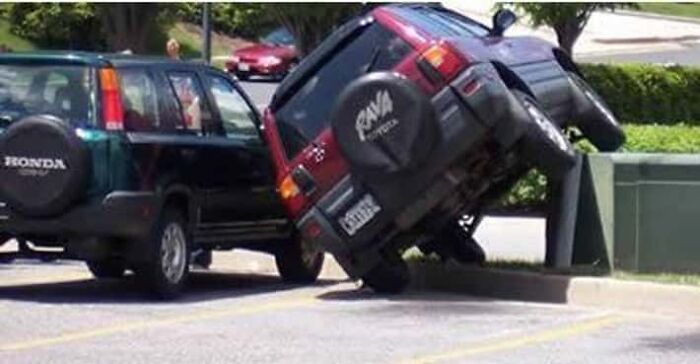 92 Pictures Of People Who Probably Shouldn’t Have A License: “Can’t Park There Mate” 92 Pictures Of People Who Probably Shouldn’t Have A License: “Can’t Park There Mate”