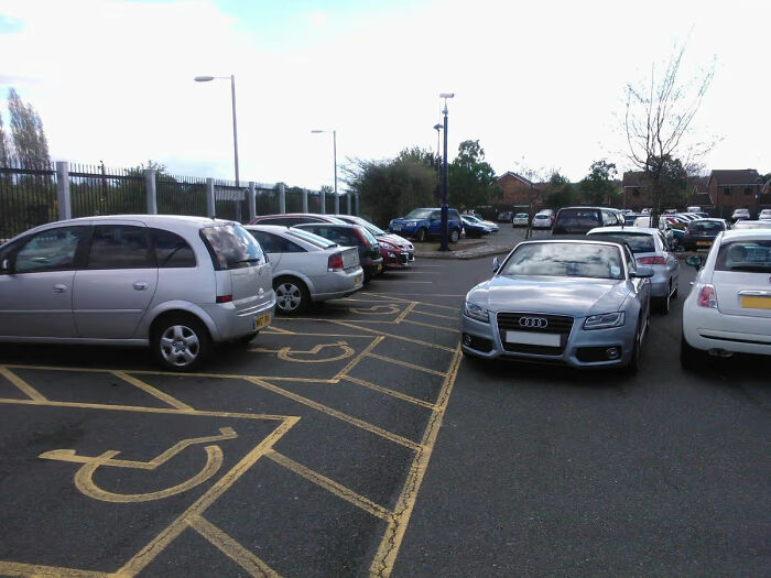 92 Pictures Of People Who Probably Shouldn’t Have A License: “Can’t Park There Mate” 92 Pictures Of People Who Probably Shouldn’t Have A License: “Can’t Park There Mate”