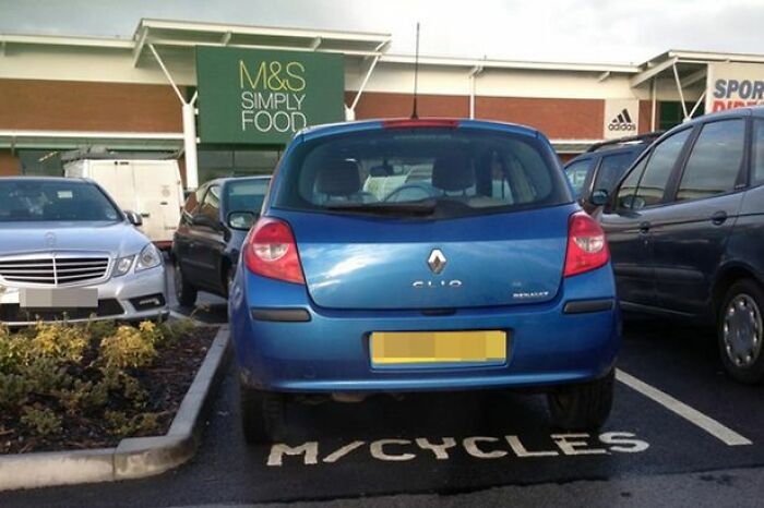 92 Pictures Of People Who Probably Shouldn’t Have A License: “Can’t Park There Mate” 92 Pictures Of People Who Probably Shouldn’t Have A License: “Can’t Park There Mate”