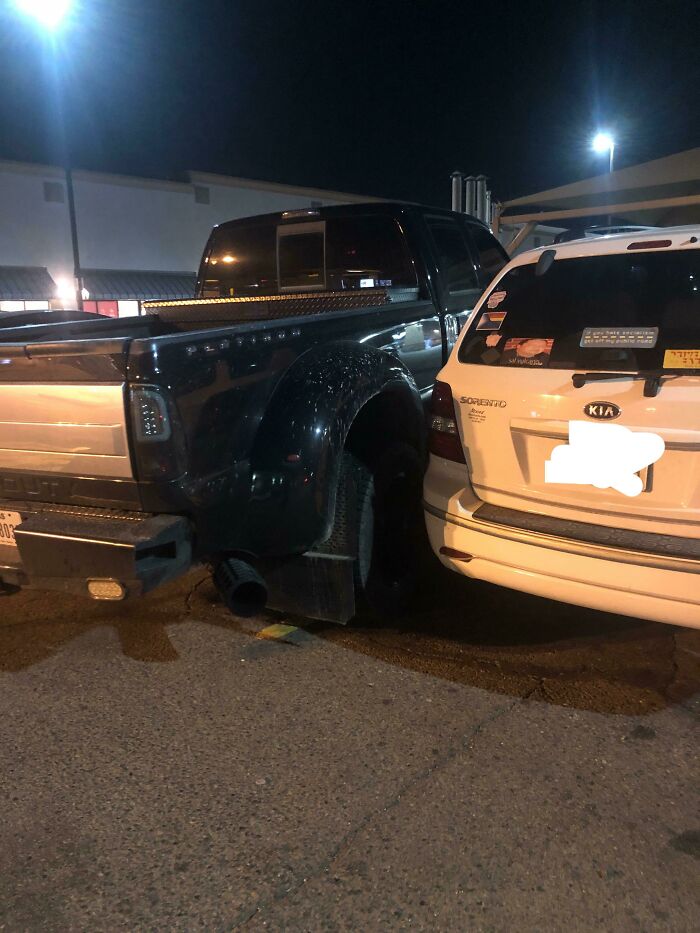 92 Pictures Of People Who Probably Shouldn’t Have A License: “Can’t Park There Mate” 92 Pictures Of People Who Probably Shouldn’t Have A License: “Can’t Park There Mate”