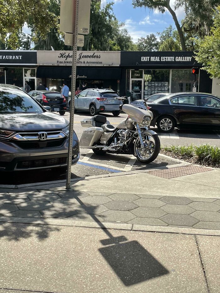 92 Pictures Of People Who Probably Shouldn’t Have A License: “Can’t Park There Mate” 92 Pictures Of People Who Probably Shouldn’t Have A License: “Can’t Park There Mate”
