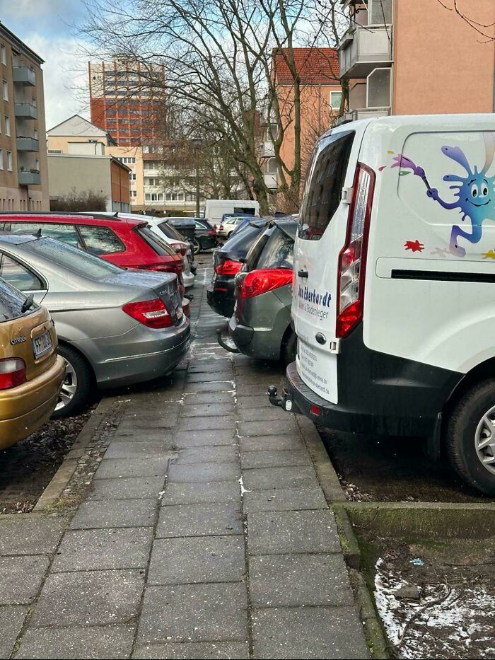92 Pictures Of People Who Probably Shouldn’t Have A License: “Can’t Park There Mate” 92 Pictures Of People Who Probably Shouldn’t Have A License: “Can’t Park There Mate”