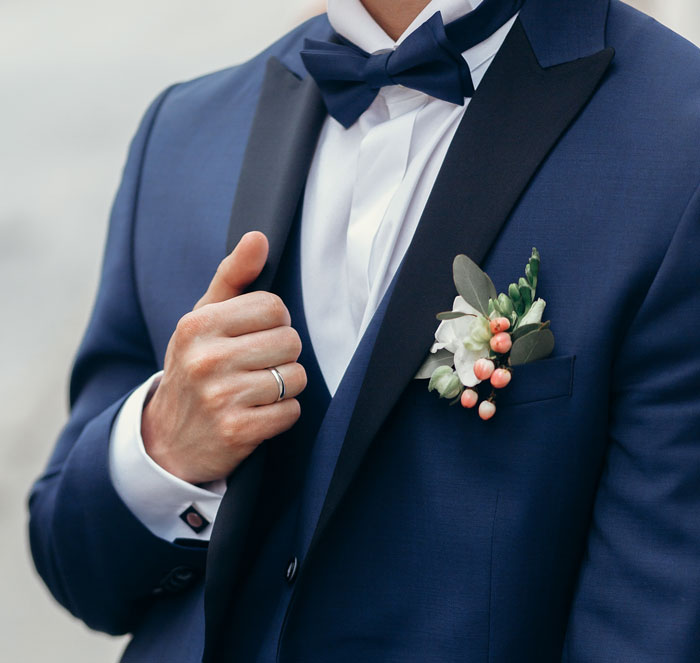 Couple Finds Out They Wore The Wrong Color To A Wedding: “An Idea From TikTok” Couple Finds Out They Wore The Wrong Color To A Wedding: “An Idea From TikTok”