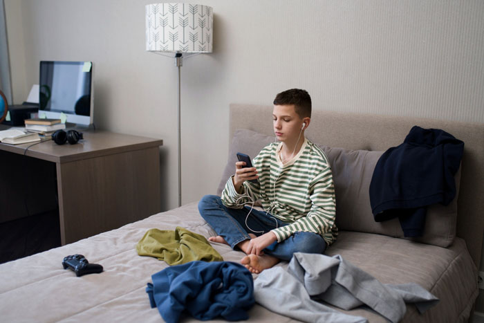 Bro Can’t Pause His PS4 For Sister’s 18th Birthday, She Permanently Pauses 3 Of His Favorite Games Bro Can’t Pause His PS4 For Sister’s 18th Birthday, She Permanently Pauses 3 Of His Favorite Games