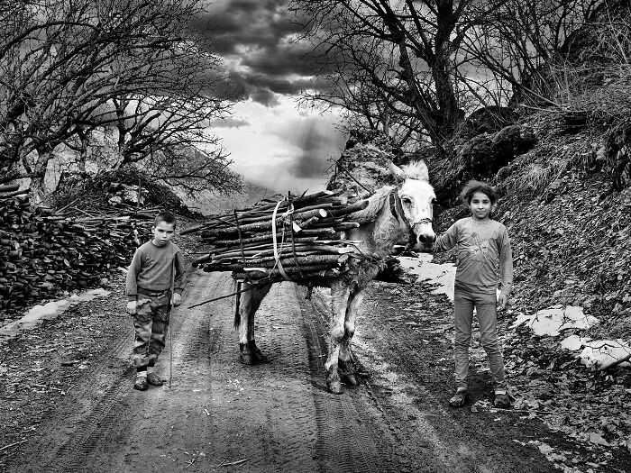 Oliver Klink’s ‘Where The Earth Remembers’ Captures Europe’s Vanishing Rural Traditions (19 Pics) Oliver Klink’s ‘Where The Earth Remembers’ Captures Europe’s Vanishing Rural Traditions (19 Pics)