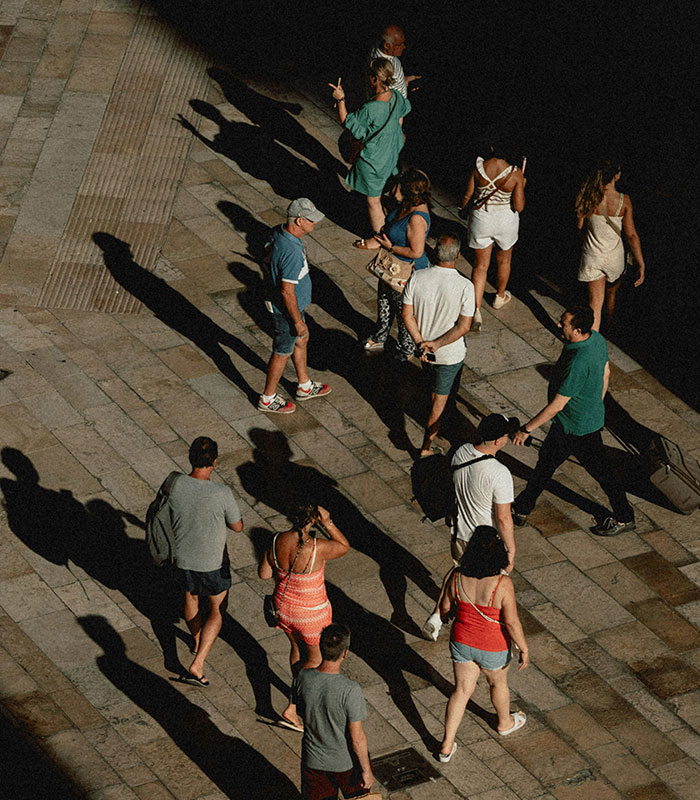 Influencer Exposes The Five “Biggest Mistakes” American Tourists Make With Their Outfits In Europe Influencer Exposes The Five “Biggest Mistakes” American Tourists Make With Their Outfits In Europe