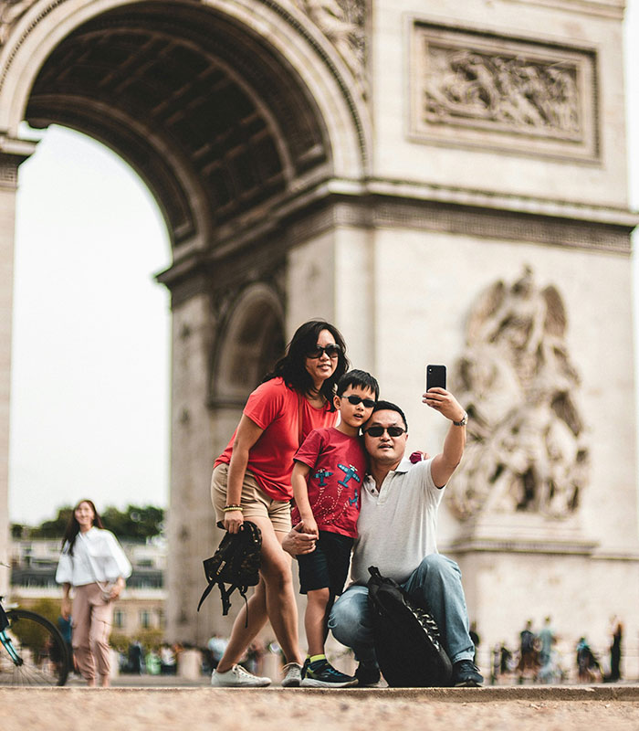 Influencer Exposes The Five “Biggest Mistakes” American Tourists Make With Their Outfits In Europe Influencer Exposes The Five “Biggest Mistakes” American Tourists Make With Their Outfits In Europe
