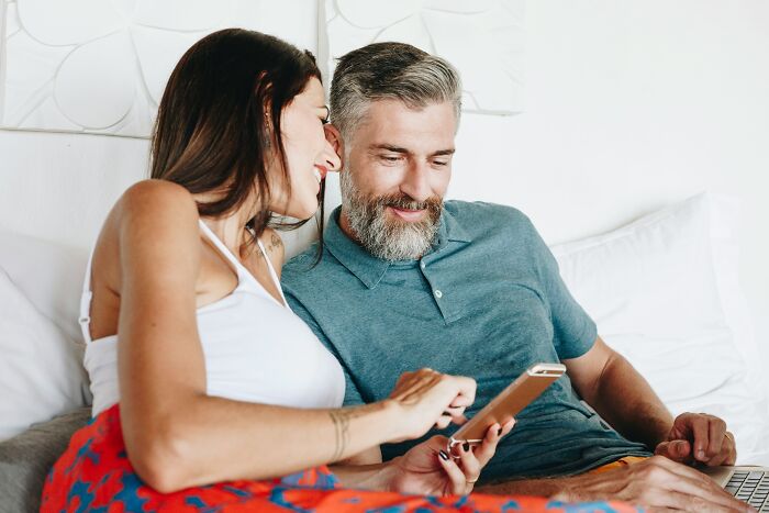 &ldquo;Never Again&rdquo;: 42 People Discuss Whether Or Not They Regret Their Age-Gap Relationships