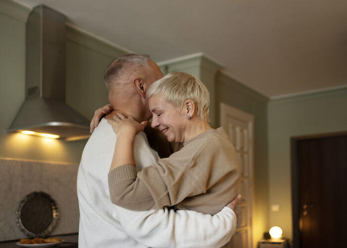 &ldquo;Never Again&rdquo;: 42 People Discuss Whether Or Not They Regret Their Age-Gap Relationships