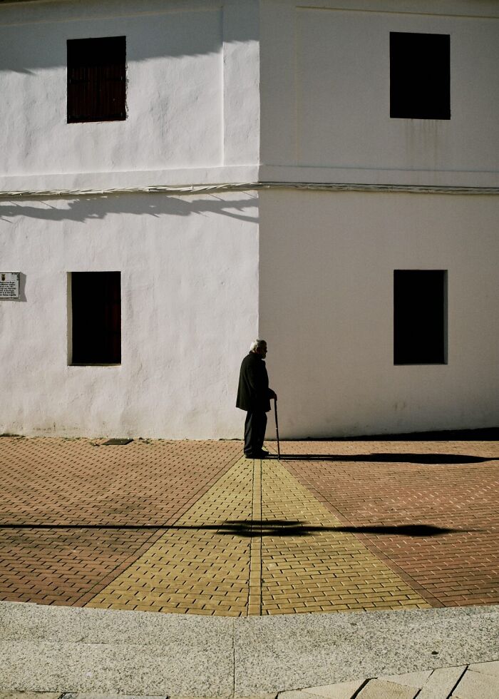 35 Perfectly Timed Street Photos By This Artist That Reveal Extraordinary Moments Hidden In Everyday Life 35 Perfectly Timed Street Photos By This Artist That Reveal Extraordinary Moments Hidden In Everyday Life