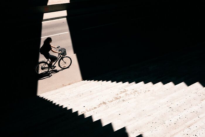 35 Perfectly Timed Street Photos By This Artist That Reveal Extraordinary Moments Hidden In Everyday Life 35 Perfectly Timed Street Photos By This Artist That Reveal Extraordinary Moments Hidden In Everyday Life
