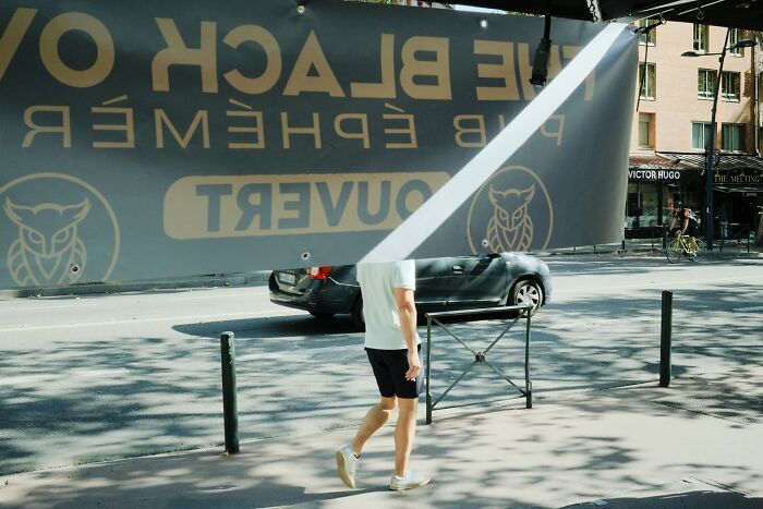 35 Perfectly Timed Street Photos By This Artist That Reveal Extraordinary Moments Hidden In Everyday Life 35 Perfectly Timed Street Photos By This Artist That Reveal Extraordinary Moments Hidden In Everyday Life