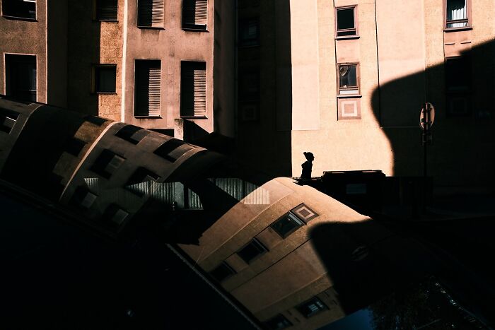 35 Perfectly Timed Street Photos By This Artist That Reveal Extraordinary Moments Hidden In Everyday Life 35 Perfectly Timed Street Photos By This Artist That Reveal Extraordinary Moments Hidden In Everyday Life