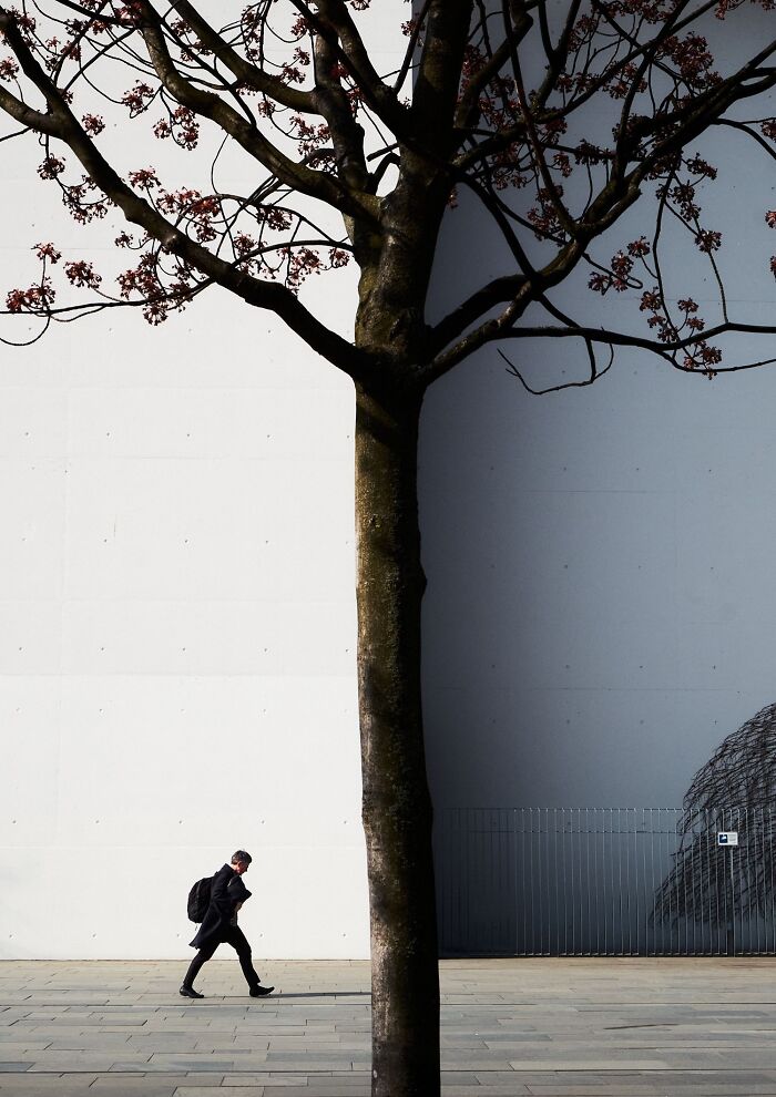 35 Perfectly Timed Street Photos By This Artist That Reveal Extraordinary Moments Hidden In Everyday Life 35 Perfectly Timed Street Photos By This Artist That Reveal Extraordinary Moments Hidden In Everyday Life