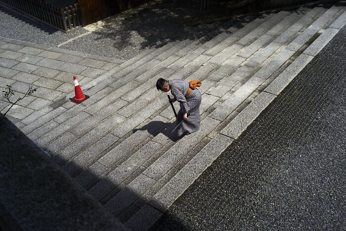 35 Perfectly Timed Street Photos By This Artist That Reveal Extraordinary Moments Hidden In Everyday Life 35 Perfectly Timed Street Photos By This Artist That Reveal Extraordinary Moments Hidden In Everyday Life