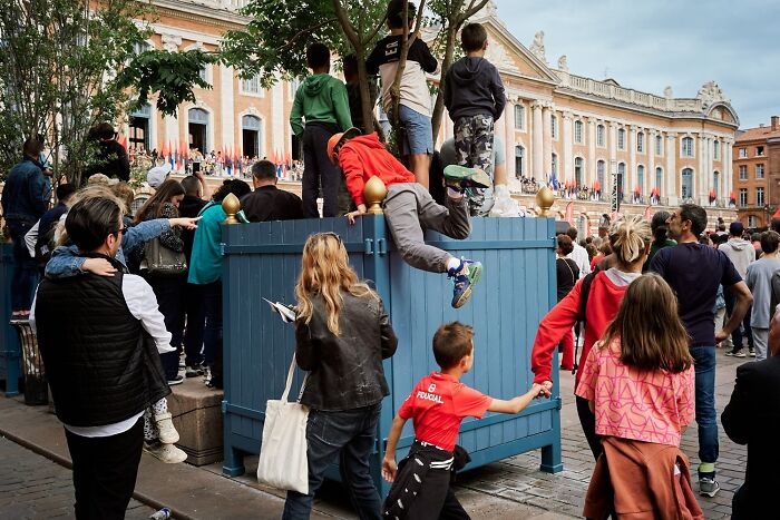 35 Perfectly Timed Street Photos By This Artist That Reveal Extraordinary Moments Hidden In Everyday Life 35 Perfectly Timed Street Photos By This Artist That Reveal Extraordinary Moments Hidden In Everyday Life